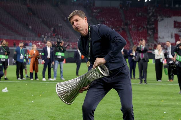 27.05.2026, xtgx, Fussball UEFA Conference League Finale 2026, Crystal Palace - Rayo Vallecano v.l. Trainer Coach Oliver Glasner (Crystal Palace) Jubel, Freude über den Sieg der Conference League mit dem Pokal (UEFA REGULATIONS PROHIBIT ANY USE OF PHOTOGRAPHS as IMAGE SEQUENCES and or QUASI-VIDEO) Red Bull Arena