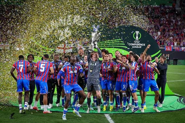 Siegerehrung der Mannschaft von Crystal Palace, Crystal Palace F.C. vs. Rayo Vallecano, Fussball, Maenner, UEFA, UEFA Confernce League Finale, Saison 2025 2026, 27.05.2026 Leipzig Sachsen Deutschland