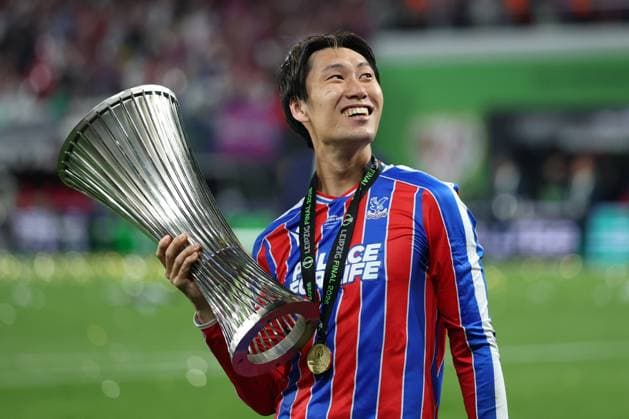 27.05.2026 - SOCCER - 2025-2026 UEFA Conference League final , Crystal Palace vs Rayo Vallecano Daichi Kamada (Crystal Palace) lift the trophy LEIPZIG Red Bull Arena ,Leipzig Red Bull Arena (Leipzig) Germany