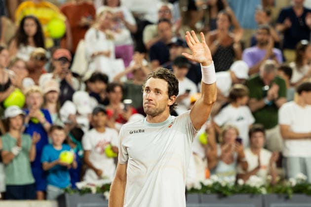 Paris, France - May 27: Casper Ruud of Norway acknowledges the crowd after victory in his Men s Singles second round match against Hamad Medjedovic of Serbia on Day Four of the 2026 French Open at Roland Garros on May 27, 2026 in Paris, France. (Photo by Pauline FIGUET SPP)  Copyright: xPaulinexFIGUETx xSPPx Sportspressphoto_SPR155777