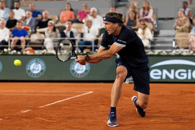 Paris, France - May 27: Alexander Zverev of Germany plays a backhand against Tomas Machac of Czech Republic during the Men s Singles on Day Four of the 2026 French Open at Roland Garros on May 27, 2026 in Paris, France. (Photo by Pauline FIGUET SPP)  Copyright: xPaulinexFIGUETx xSPPx Sportspressphoto_SPR155807