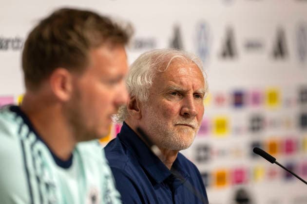 27.05.2026, Fussball DFB-Nationalmannschaft Deutschland, Trainingslager vor der WM, Auftakt-Pressekonferenz im Medienzentrum HALFTIME bei ADIDAS, in Herzogenaurach. Bundestrainer Julian Nagelsmann (Deutschland) und Sportdirektor Rudi Völler (re, Deutschland) nachdenklich
