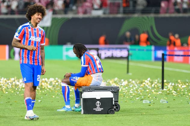 LEIPZIG, GERMANY - MAY 27: Evann Guessand (29 Crystal Palace) sitting on a case watching his medal after the UEFA Conference League Final 2025 26 match between Crystal Palace and Rayo Vallecano at Leipzig Stadium in Leipzig, Germany (Photo by Sven Beyrich Sports Press Photo)  Copyright: xSvenxBeyrich SportsxPressxPhotox Sportspressphoto_SPR155938
