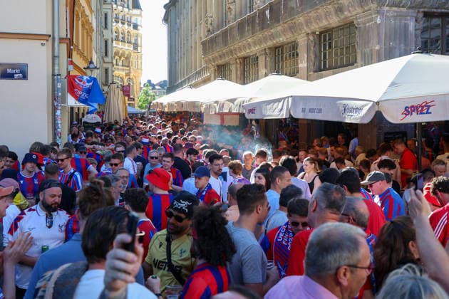 Leipzig - Tausende Fans in Leipzig: Große Polizeipräsenz vor Conference League-Finale 27.05.2026 Leipzig, Stadtgebiet Am Mittwoch stand die Leipziger Innenstadt ganz im Zeichen des UEFA Conference League Finales zwischen dem englischen Verein Crystal Palace FC und dem spanischen Club Rayo Vallecano de Madrid. Bereits seit den Vormittagsstunden sammelten sich Tausende Anhänger beider Mannschaften an verschiedenen Treffpunkten im Stadtgebiet. Beide Fanlager kündigten Fanmärsche in Richtung der Leipziger RB-Arena an. Die Polizei zeigte mit einem Großaufgebot Präsenz und überwachte insbesondere die bekannten Sammelpunkte sowie die geplanten Marschrouten der Fans. Es wurde vereinzelt Pyrotechnik gezündet. Beide Fanzaufzüge blieben friedlich. Leipzig Sachsen Deutschland Copyright: xEHLxMediax 20260527_conferenceleague-aufzug-england_12