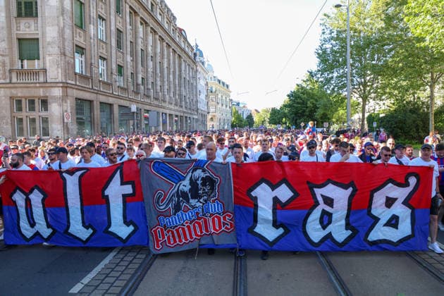 Leipzig - Tausende Fans in Leipzig: Große Polizeipräsenz vor Conference League-Finale 27.05.2026 Leipzig, Stadtgebiet Am Mittwoch stand die Leipziger Innenstadt ganz im Zeichen des UEFA Conference League Finales zwischen dem englischen Verein Crystal Palace FC und dem spanischen Club Rayo Vallecano de Madrid. Bereits seit den Vormittagsstunden sammelten sich Tausende Anhänger beider Mannschaften an verschiedenen Treffpunkten im Stadtgebiet. Beide Fanlager kündigten Fanmärsche in Richtung der Leipziger RB-Arena an. Die Polizei zeigte mit einem Großaufgebot Präsenz und überwachte insbesondere die bekannten Sammelpunkte sowie die geplanten Marschrouten der Fans. Es wurde vereinzelt Pyrotechnik gezündet. Beide Fanzaufzüge blieben friedlich. Leipzig Sachsen Deutschland Copyright: xEHLxMediax 20260527_conferenceleague-aufzug-england_19
