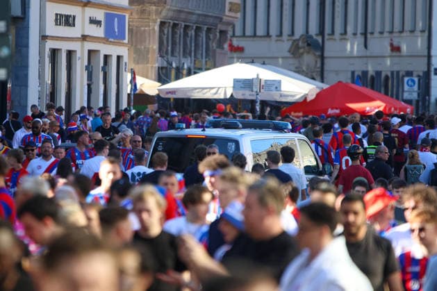Leipzig - Tausende Fans in Leipzig: Große Polizeipräsenz vor Conference League-Finale 27.05.2026 Leipzig, Stadtgebiet Am Mittwoch stand die Leipziger Innenstadt ganz im Zeichen des UEFA Conference League Finales zwischen dem englischen Verein Crystal Palace FC und dem spanischen Club Rayo Vallecano de Madrid. Bereits seit den Vormittagsstunden sammelten sich Tausende Anhänger beider Mannschaften an verschiedenen Treffpunkten im Stadtgebiet. Beide Fanlager kündigten Fanmärsche in Richtung der Leipziger RB-Arena an. Die Polizei zeigte mit einem Großaufgebot Präsenz und überwachte insbesondere die bekannten Sammelpunkte sowie die geplanten Marschrouten der Fans. Es wurde vereinzelt Pyrotechnik gezündet. Beide Fanzaufzüge blieben friedlich. Leipzig Sachsen Deutschland Copyright: xEHLxMediax 20260527_conferenceleague-aufzug-england_6