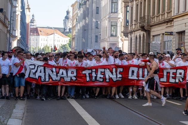 Leipzig - Tausende Fans in Leipzig: Große Polizeipräsenz vor Conference League-Finale 27.05.2026 Leipzig, Stadtgebiet Am Mittwoch stand die Leipziger Innenstadt ganz im Zeichen des UEFA Conference League Finales zwischen dem englischen Verein Crystal Palace FC und dem spanischen Club Rayo Vallecano de Madrid. Bereits seit den Vormittagsstunden sammelten sich Tausende Anhänger beider Mannschaften an verschiedenen Treffpunkten im Stadtgebiet. Beide Fanlager kündigten Fanmärsche in Richtung der Leipziger RB-Arena an. Die Polizei zeigte mit einem Großaufgebot Präsenz und überwachte insbesondere die bekannten Sammelpunkte sowie die geplanten Marschrouten der Fans. Es wurde vereinzelt Pyrotechnik gezündet. Beide Fanzaufzüge blieben friedlich. Leipzig Sachsen Deutschland Copyright: xEHLxMediax 20260527_conferenceleague-aufzug-spanien_14