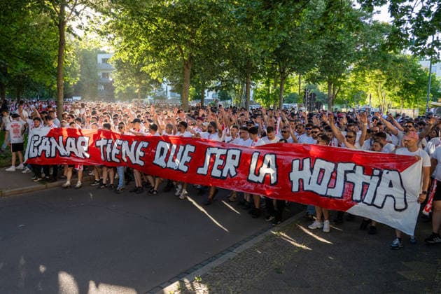 Leipzig - Tausende Fans in Leipzig: Große Polizeipräsenz vor Conference League-Finale 27.05.2026 Leipzig, Stadtgebiet Am Mittwoch stand die Leipziger Innenstadt ganz im Zeichen des UEFA Conference League Finales zwischen dem englischen Verein Crystal Palace FC und dem spanischen Club Rayo Vallecano de Madrid. Bereits seit den Vormittagsstunden sammelten sich Tausende Anhänger beider Mannschaften an verschiedenen Treffpunkten im Stadtgebiet. Beide Fanlager kündigten Fanmärsche in Richtung der Leipziger RB-Arena an. Die Polizei zeigte mit einem Großaufgebot Präsenz und überwachte insbesondere die bekannten Sammelpunkte sowie die geplanten Marschrouten der Fans. Es wurde vereinzelt Pyrotechnik gezündet. Beide Fanzaufzüge blieben friedlich. Leipzig Sachsen Deutschland Copyright: xEHLxMediax 20260527_conferenceleague-aufzug-spanien_45