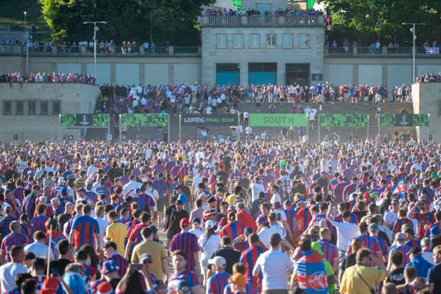 Leipzig - Tausende Fans in Leipzig: Große Polizeipräsenz vor Conference League-Finale 27.05.2026 Leipzig, Stadtgebiet Am Mittwoch stand die Leipziger Innenstadt ganz im Zeichen des UEFA Conference League Finales zwischen dem englischen Verein Crystal Palace FC und dem spanischen Club Rayo Vallecano de Madrid. Bereits seit den Vormittagsstunden sammelten sich Tausende Anhänger beider Mannschaften an verschiedenen Treffpunkten im Stadtgebiet. Beide Fanlager kündigten Fanmärsche in Richtung der Leipziger RB-Arena an. Die Polizei zeigte mit einem Großaufgebot Präsenz und überwachte insbesondere die bekannten Sammelpunkte sowie die geplanten Marschrouten der Fans. Es wurde vereinzelt Pyrotechnik gezündet. Beide Fanzaufzüge blieben friedlich. Leipzig Sachsen Deutschland Copyright: xEHLxMediax 20260527_conferenceleague-aufzug-ehl_17