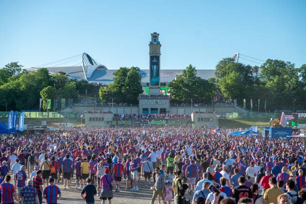 Leipzig - Tausende Fans in Leipzig: Große Polizeipräsenz vor Conference League-Finale 27.05.2026 Leipzig, Stadtgebiet Am Mittwoch stand die Leipziger Innenstadt ganz im Zeichen des UEFA Conference League Finales zwischen dem englischen Verein Crystal Palace FC und dem spanischen Club Rayo Vallecano de Madrid. Bereits seit den Vormittagsstunden sammelten sich Tausende Anhänger beider Mannschaften an verschiedenen Treffpunkten im Stadtgebiet. Beide Fanlager kündigten Fanmärsche in Richtung der Leipziger RB-Arena an. Die Polizei zeigte mit einem Großaufgebot Präsenz und überwachte insbesondere die bekannten Sammelpunkte sowie die geplanten Marschrouten der Fans. Es wurde vereinzelt Pyrotechnik gezündet. Beide Fanzaufzüge blieben friedlich. Leipzig Sachsen Deutschland Copyright: xEHLxMediax 20260527_conferenceleague-aufzug-ehl_18