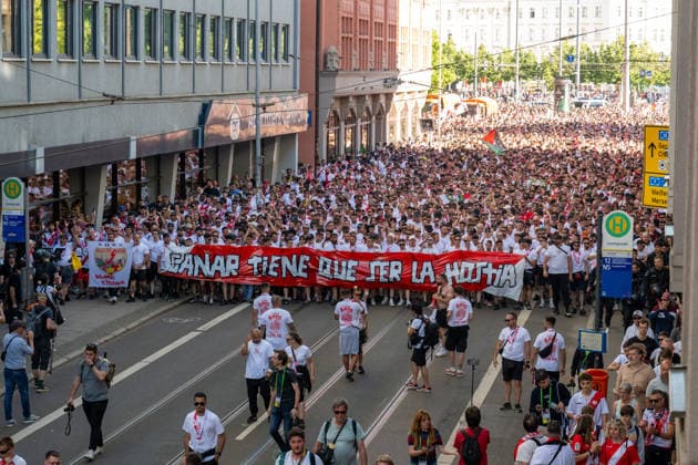 Leipzig - Tausende Fans in Leipzig: Große Polizeipräsenz vor Conference League-Finale 27.05.2026 Leipzig, Stadtgebiet Am Mittwoch stand die Leipziger Innenstadt ganz im Zeichen des UEFA Conference League Finales zwischen dem englischen Verein Crystal Palace FC und dem spanischen Club Rayo Vallecano de Madrid. Bereits seit den Vormittagsstunden sammelten sich Tausende Anhänger beider Mannschaften an verschiedenen Treffpunkten im Stadtgebiet. Beide Fanlager kündigten Fanmärsche in Richtung der Leipziger RB-Arena an. Die Polizei zeigte mit einem Großaufgebot Präsenz und überwachte insbesondere die bekannten Sammelpunkte sowie die geplanten Marschrouten der Fans. Es wurde vereinzelt Pyrotechnik gezündet. Beide Fanzaufzüge blieben friedlich. Leipzig Sachsen Deutschland Copyright: xEHLxMediax 20260527_conferenceleague-aufzug-ehl_6