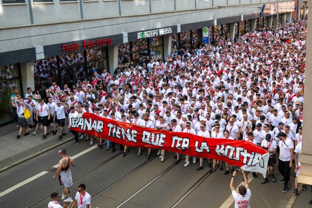 Leipzig - Tausende Fans in Leipzig: Große Polizeipräsenz vor Conference League-Finale 27.05.2026 Leipzig, Stadtgebiet Am Mittwoch stand die Leipziger Innenstadt ganz im Zeichen des UEFA Conference League Finales zwischen dem englischen Verein Crystal Palace FC und dem spanischen Club Rayo Vallecano de Madrid. Bereits seit den Vormittagsstunden sammelten sich Tausende Anhänger beider Mannschaften an verschiedenen Treffpunkten im Stadtgebiet. Beide Fanlager kündigten Fanmärsche in Richtung der Leipziger RB-Arena an. Die Polizei zeigte mit einem Großaufgebot Präsenz und überwachte insbesondere die bekannten Sammelpunkte sowie die geplanten Marschrouten der Fans. Es wurde vereinzelt Pyrotechnik gezündet. Beide Fanzaufzüge blieben friedlich. Leipzig Sachsen Deutschland Copyright: xEHLxMediax 20260527_conferenceleague-aufzug-ehl_7
