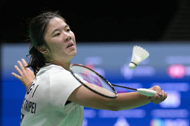 (260528) -- SINGAPORE, May 28, 2026 -- Sung Shuo Yun of Chinese Taipei hits a return during the women s singles round of 16 match between An Se Young of South Korea and Sung Shuo Yun of Chinese Taipei at the Singapore Badminton Open 2026 in Singapore, May 28, 2026. (Photo by Xinhua) (SP)SINGAPORE-BADMINTON-SINGAPORE BADMINTON OPEN-WOMEN S SINGLES-ROUND OF 16 ThenxChihxWey 