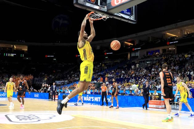 DEU, easyCredit BBL, ALBA vs. Rasta Vechta, 27.05.2026, Uber-Arena, Berlin, DEU, easyCredit BBL, ALBA vs. Rasta Vechta, im Bild dunking von Norris Agbakoko (ALBA Berlin 17)