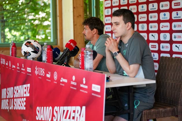 Schweiz: Fussball Schweizer Nationalmannschaft 2025 - 2026, Medienkonferenz - Christian Fassnacht - Pavillon Gründenmoos (St. Gallen): Christian Fassnacht von der Schweizer Nationalmannschaft während einer Pressekonferenz im Pavillon Gründenmoos in St. Gallen, Schweiz. Copyright: xJOERANxSTEINSIEKx