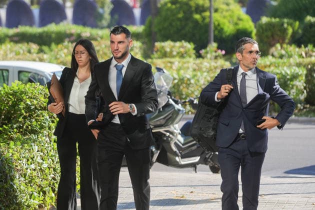 El futbolista Rafa Mir comparece ante la Audiencia de Valencia para ser juzgado por presunta agresión sexual El futbolista Rafa Mir a su llegada a la Audiencia Provincial de Valencia, a 28 de mayo de 2026, en Valencia, Comunidad Valenciana (Espana). El juicio penal analiza los hechos ocurridos en agosto de 2024 tras una denuncia por agresión sexual y lesiones interpuesta por una joven, un caso por el que el Ministerio Fiscal solicita una pena de diez anos y medio de prisión para el deportista, mientras que las acusaciones personadas mantienen sus respectivas peticiones de condena de cara a las sesiones de vista oral. 28 MAYO 2026 Espana *** The footballer Rafa Mir appears before the Audiencia of Valencia to be tried for alleged sexual assault The footballer Rafa Mir on his arrival at the Provincial Court of Valencia, on 28 May 2026, in Valencia, Valencian Community Spain The criminal trial analyzes the facts occurred in August 2024 following a complaint of sexual assault and battery filed by a young woman, The prosecution requests a sentence of ten and a half years in prison for the athlete, while the defendants maintain their respective sentencing requests for the oral hearing sessions 28 MAY 2026 Espana  Copyright: xJorgexGilx 7555428
