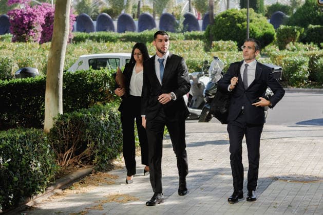 El futbolista Rafa Mir comparece ante la Audiencia de Valencia para ser juzgado por presunta agresión sexual El futbolista Rafa Mir a su llegada a la Audiencia Provincial de Valencia, a 28 de mayo de 2026, en Valencia, Comunidad Valenciana (Espana). El juicio penal analiza los hechos ocurridos en agosto de 2024 tras una denuncia por agresión sexual y lesiones interpuesta por una joven, un caso por el que el Ministerio Fiscal solicita una pena de diez anos y medio de prisión para el deportista, mientras que las acusaciones personadas mantienen sus respectivas peticiones de condena de cara a las sesiones de vista oral. 28 MAYO 2026 Espana Copyright: xJorgexGilx 7555429