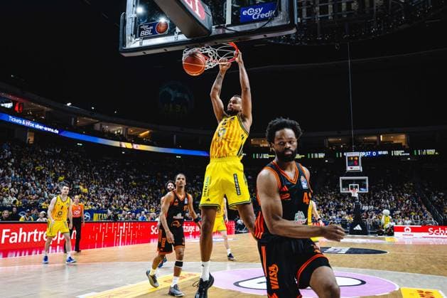 Basketball Berlin 27.05.2026 Saison 2025 2026 EasyCredit BBL 1. Bundesliga Männer, Herren Playoffs Viertelfinale Spiel 5 Alba Berlin - RASTA Vechta Norris Agbakoko (Alba Berlin, No.17) Lloyd Pandi (Vechta, No.41)