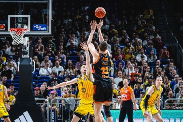 Basketball Berlin 27.05.2026 Saison 2025 2026 EasyCredit BBL 1. Bundesliga Männer, Herren Playoffs Viertelfinale Spiel 5 Alba Berlin - RASTA Vechta Tibor Pleiß (Vechta, No.22) Jonas Mattisseck (Alba Berlin, No.09)