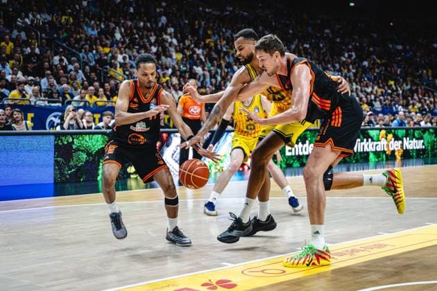 Basketball Berlin 27.05.2026 Saison 2025 2026 EasyCredit BBL 1. Bundesliga Männer, Herren Playoffs Viertelfinale Spiel 5 Alba Berlin - RASTA Vechta Tibor Pleiß (Vechta, No.22) Norris Agbakoko (Alba Berlin, No.17) Alonzo Verge (Vechta, No.11)