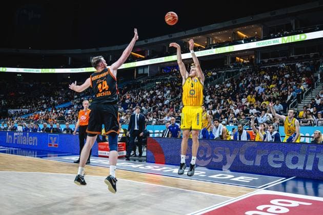 Basketball Berlin 27.05.2026 Saison 2025 2026 EasyCredit BBL 1. Bundesliga Männer, Herren Playoffs Viertelfinale Spiel 5 Alba Berlin - RASTA Vechta Sam Griesel (Alba Berlin, No.05) Philipp Herkenhoff (Vechta, No.14)