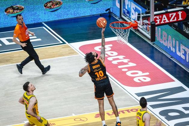Basketball Berlin 27.05.2026 Saison 2025 2026 EasyCredit BBL 1. Bundesliga Männer, Herren Playoffs Viertelfinale Spiel 5 Alba Berlin - RASTA Vechta Tevin Brown (Vechta, No.10) Jonas Mattisseck (Alba Berlin, No.09) Linus Trettin (Vechta, No.15)