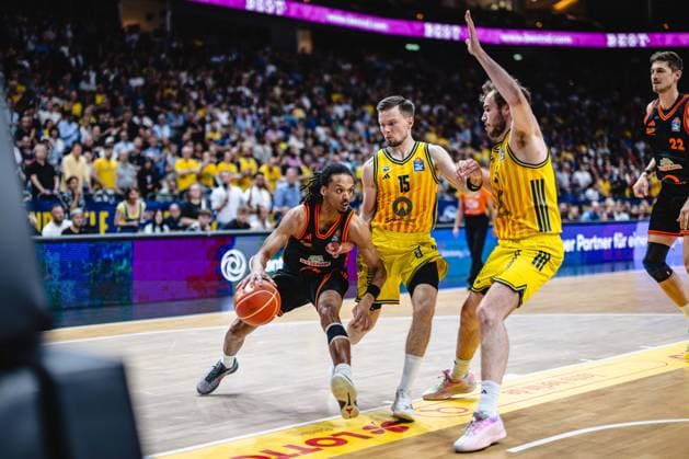 Basketball Berlin 27.05.2026 Saison 2025 2026 EasyCredit BBL 1. Bundesliga Männer, Herren Playoffs Viertelfinale Spiel 5 Alba Berlin - RASTA Vechta Alonzo Verge (Vechta, No.11) Martin Hermannsson (Alba Berlin, No.15) Malte Delow (Alba Berlin, No.06)