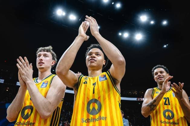 Basketball Berlin 27.05.2026 Saison 2025 2026 EasyCredit BBL 1. Bundesliga Männer, Herren Playoffs Viertelfinale Spiel 5 Alba Berlin - RASTA Vechta Alba gewinnt Jubel Jack Kayil (Alba Berlin, No.07) Alex O Connell (Alba Berlin, No.03) Michael Rataj (Alba Berlin, No.21) Mike
