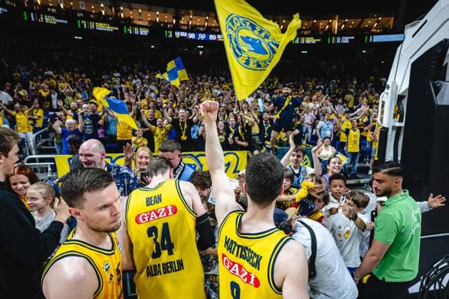 Basketball Berlin 27.05.2026 Saison 2025 2026 EasyCredit BBL 1. Bundesliga Männer, Herren Playoffs Viertelfinale Spiel 5 Alba Berlin - RASTA Vechta Alba gewinnt Jubel Jonas Mattisseck (Alba Berlin, No.09) fans
