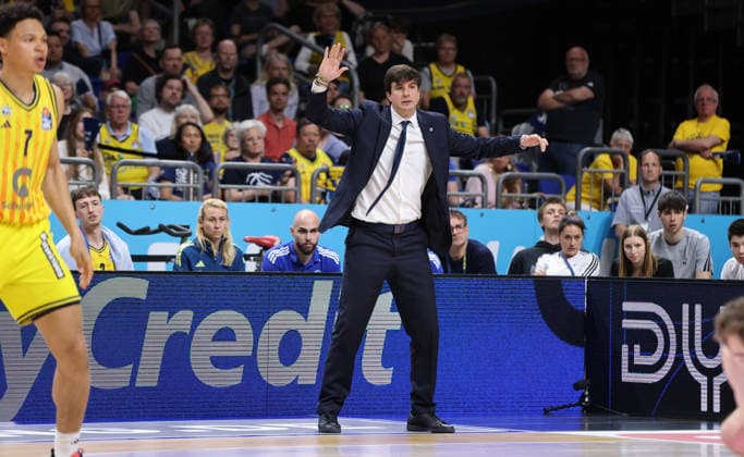 Trainer Pedro Calles gibt Anweisungen Einzelbild Freisteller Aktion Basketball BBL Bundesliga Herren Play Off Viertelfinale 5.Spiel Saison 2025 2026 27.05.2026 ALBA Berlin vs SC Rasta Vechta
