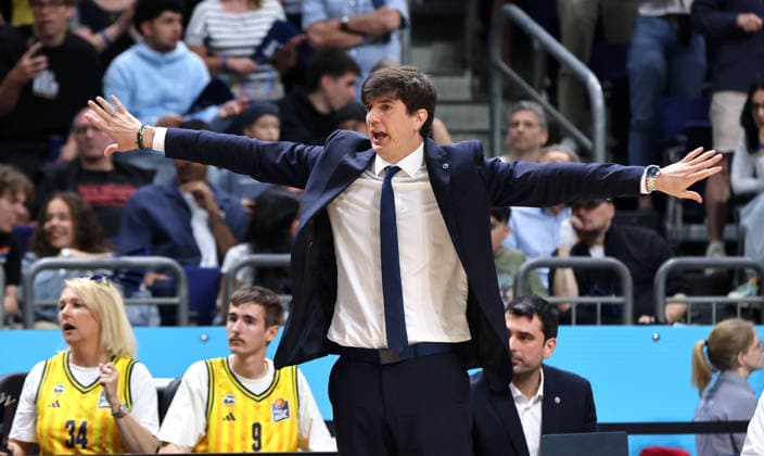 Trainer Pedro Calles gibt Anweisungen Aktion Oberkörper Basketball BBL Bundesliga Herren Play Off Viertelfinale 5.Spiel Saison 2025 2026 27.05.2026 ALBA Berlin vs SC Rasta Vechta