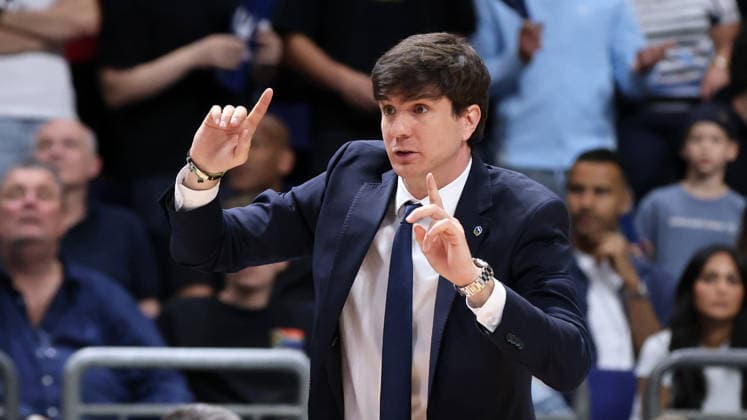 Trainer Pedro Calles gibt Anweisungen Aktion Oberkörper Basketball BBL Bundesliga Herren Play Off Viertelfinale 5.Spiel Saison 2025 2026 27.05.2026 ALBA Berlin vs SC Rasta Vechta