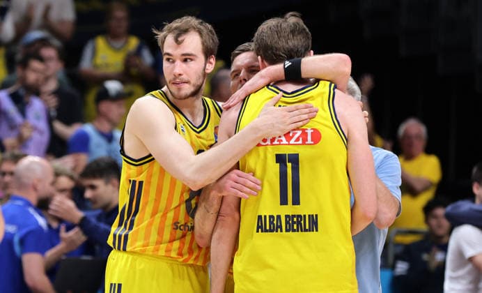 Malte Delow jubelt nach Spielende mit Martin Hermannsson, Moses Wood Freude Emotion Basketball BBL Bundesliga Herren Play Off Viertelfinale 5.Spiel Saison 2025 2026 27.05.2026 ALBA Berlin vs SC Rasta Vechta