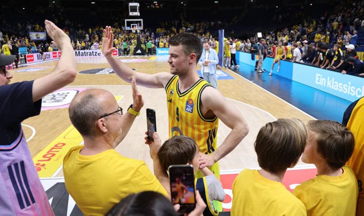 Jonas Mattisseck jubelt nach Spielende mit den Fans Freude Emotion Basketball BBL Bundesliga Herren Play Off Viertelfinale 5.Spiel Saison 2025 2026 27.05.2026 ALBA Berlin vs SC Rasta Vechta