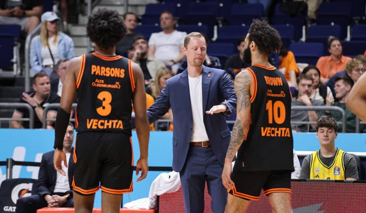 Trainer Christian Held klatscht ab mit Malik Parsons, Tevin Brown Aktion Oberkörper Basketball BBL Bundesliga Herren Play Off Viertelfinale 5.Spiel Saison 2025 2026 27.05.2026 ALBA Berlin vs SC Rasta Vechta