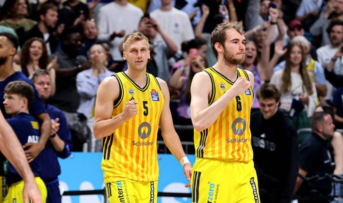 Sam Griesel, Malte Delow jubelt nach Spielende Freude Emotion Basketball BBL Bundesliga Herren Play Off Viertelfinale 5.Spiel Saison 2025 2026 27.05.2026 ALBA Berlin vs SC Rasta Vechta
