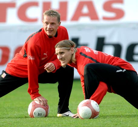 Tomas Zapotocny (vlevo) a Martin Abraham pri treninku na kvalifikacni utkani se San Marinem na fotbalove mistrovstvi Evropy 2008, ktere se hralo 7. rijna v Liberci. (CTKxPhoto SlavekxRuta) CTKPhotoFO02074743  CTKPhotoFO02074743