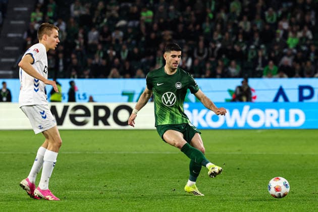 Konstantinos Koulierakis (VfL Wolfsburg,4) gegen Filip Bilbija (SC Paderborn,7) - Hinspiel Relegation 2026, 1. Fussball Bundesliga Saison 2025-2026 VfL Wolfsburg vs. SC Paderborn in der Volkswagen Arena in Wolfsburg - Aktion,Fussball,Deutschland,Mann,Männer,21.05.2026 *** Konstantinos Koulierakis VfL Wolfsburg,4 vs Filip Bilbija SC Paderborn,7 First leg relegation 2026, 1 Soccer Bundesliga season 2025 2026 VfL Wolfsburg vs SC Paderborn at the Volkswagen Arena in Wolfsburg Action,Soccer,Germany,Man,Men,21 05 2026
