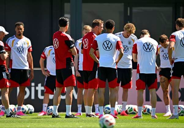 28.05.2026, Fussball DFB-Nationalmannschaft Deutschland, Trainingslager vor der WM in Herzogenaurach, im Homeground bei ADIDAS. Erste Trainingseinheit auf dem Adidas-Sportplatz, Trainer Julian Nagelsmann (Deutschland) richtet seine Worte an die Mannschaft.
