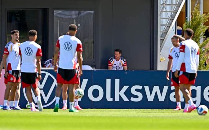 28.05.2026, Fussball DFB-Nationalmannschaft Deutschland, Trainingslager vor der WM in Herzogenaurach, im Homeground bei ADIDAS. Erste Trainingseinheit auf dem Adidas-Sportplatz, Leon Goretzka (Deutschland) sitzt am Anfang am Rand
