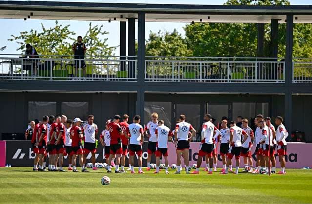 28.05.2026, Fussball DFB-Nationalmannschaft Deutschland, Trainingslager vor der WM in Herzogenaurach, im Homeground bei ADIDAS. Erste Trainingseinheit auf dem Adidas-Sportplatz, Trainer Julian Nagelsmann (Deutschland) richtet seine Worte an die Mannschaft.