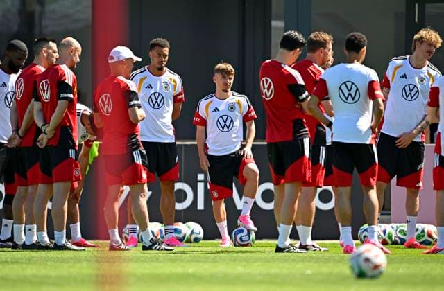 28.05.2026, Fussball DFB-Nationalmannschaft Deutschland, Trainingslager vor der WM in Herzogenaurach, im Homeground bei ADIDAS. Erste Trainingseinheit auf dem Adidas-Sportplatz, Trainer Julian Nagelsmann (Deutschland) richtet seine Worte an die Mannschaft. Felix Nmecha (Deutschland) und Lennart Karl (Deutschland) und Nick Woltemade (Deutschland) auf dem Bild
