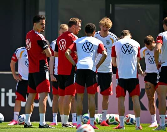 28.05.2026, Fussball DFB-Nationalmannschaft Deutschland, Trainingslager vor der WM in Herzogenaurach, im Homeground bei ADIDAS. Erste Trainingseinheit auf dem Adidas-Sportplatz, Trainer Julian Nagelsmann (Deutschland) richtet seine Worte an die Mannschaft.