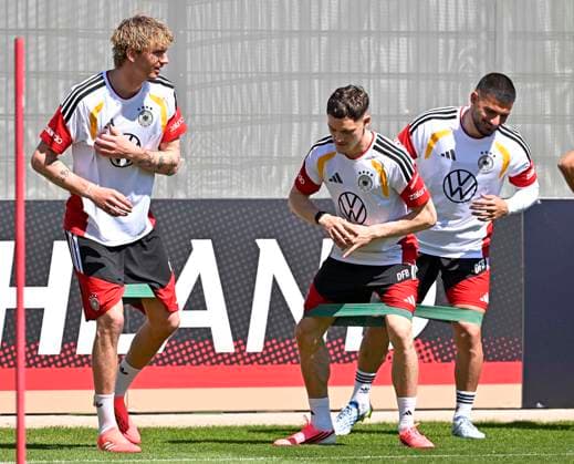 28.05.2026, Fussball DFB-Nationalmannschaft Deutschland, Trainingslager vor der WM in Herzogenaurach, im Homeground bei ADIDAS. Erste Trainingseinheit auf dem Adidas-Sportplatz, v.l. Nick Woltemade (Deutschland), Florian Wirtz (Deutschland) und Deniz Undav (Deutschland) mit Gummibändern