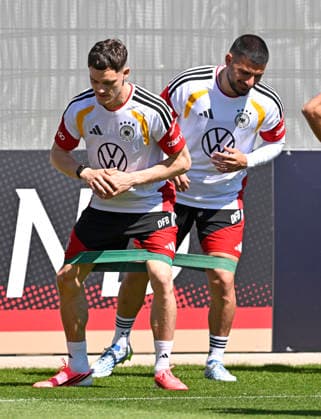 28.05.2026, Fussball DFB-Nationalmannschaft Deutschland, Trainingslager vor der WM in Herzogenaurach, im Homeground bei ADIDAS. Erste Trainingseinheit auf dem Adidas-Sportplatz, v.l. Florian Wirtz (Deutschland) und Deniz Undav (Deutschland) mit Gummibändern