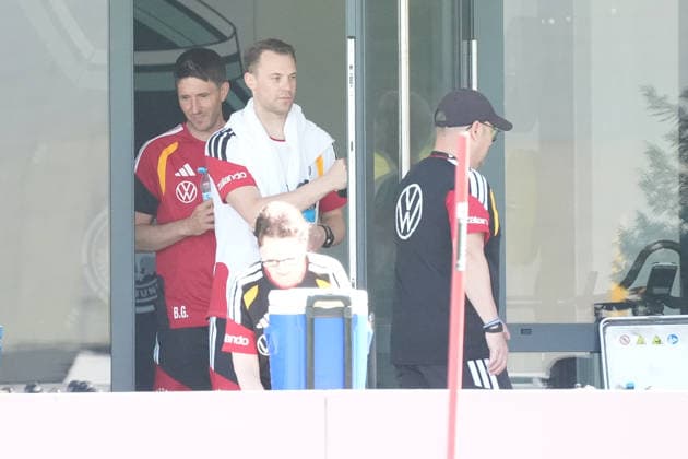 Torwart Manuel Neuer (Deutschland Germany) kommt aus dem Trainingsraum und geht zurück in den Home Ground - Herzo Base 28.05.2026: Deutsche Nationalmannschaft, Trainingslager zur WM-Vorbereitung, Home Ground, HerzoBase, World of Adidas, Herzogenaurach