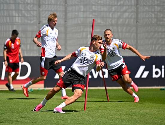 RECORD DATE NOT STATED 28.05.2026, Fussball DFB-Nationalmannschaft Deutschland, Trainingslager vor der WM in Herzogenaurach, im Homeground bei ADIDAS. Erste Trainingseinheit auf dem Adidas-Sportplatz, v.l. Nick Woltemade (Deutschland). Joshua Kimmich (Deutschland) und Waldemar Anton (Deutschland) *** 28 05 2026, Football DFB national team Germany, training camp before the World Cup in Herzogenaurach, in the home ground at ADIDAS First training session on the Adidas sports field, from left Nick Woltemade Germany Joshua Kimmich Germany and Waldemar Anton Germany