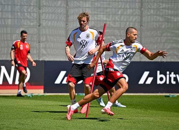 28.05.2026, Fussball DFB-Nationalmannschaft Deutschland, Trainingslager vor der WM in Herzogenaurach, im Homeground bei ADIDAS. Erste Trainingseinheit auf dem Adidas-Sportplatz, v.l. Nick Woltemade (Deutschland) und Waldemar Anton (Deutschland)