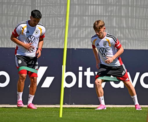 28.05.2026, Fussball DFB-Nationalmannschaft Deutschland, Trainingslager vor der WM in Herzogenaurach, im Homeground bei ADIDAS. Erste Trainingseinheit auf dem Adidas-Sportplatz, v.l. Nadiem Amiri (Deutschland) und Lennart Karl (Deutschland) mit Gummibändern