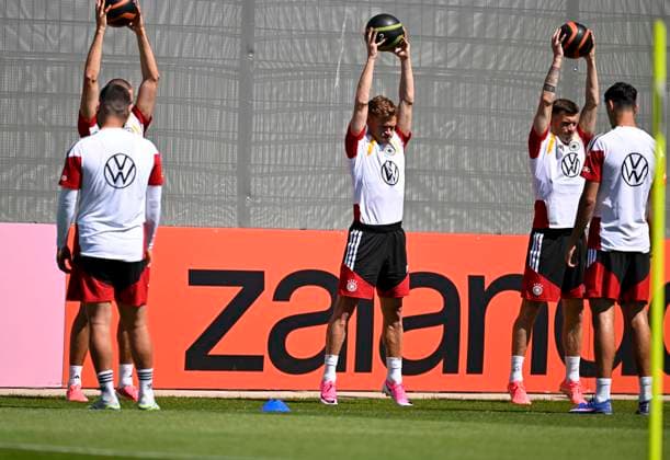 28.05.2026, Fussball DFB-Nationalmannschaft Deutschland, Trainingslager vor der WM in Herzogenaurach, im Homeground bei ADIDAS. Erste Trainingseinheit auf dem Adidas-Sportplatz, Joshua Kimmich (Deutschland) dehnt sich mit Ball.